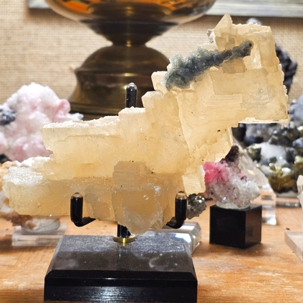 Stunning fishtail style sugar calcite with chalcedony